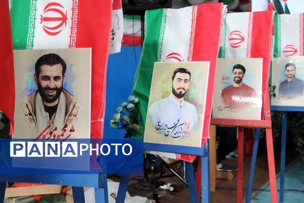 هم‌سرایی هزار نفری دانش‌آموزان یاور انقلاب در اسلامشهر