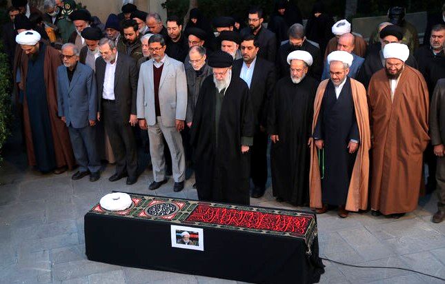 اقامه نماز رهبر انقلاب بر پیکر آیت‌الله امامی کاشانی