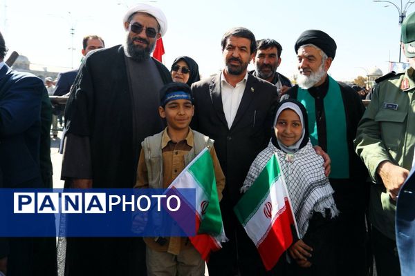 دانش آموزان و مسئولین در کنار یکدیگر، روز دانش‌آموز را رقم زدند