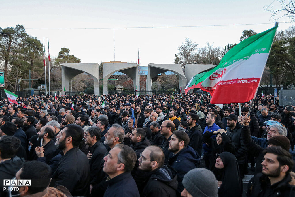 حضور مردم داغدار تهران در خیابان‌های مرکز شهر پس از اعلام خبر شهادت رهبر انقلاب