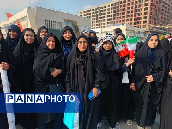 حماسه دانش‌آموزان مشهدی در روز ۱۳ آبان