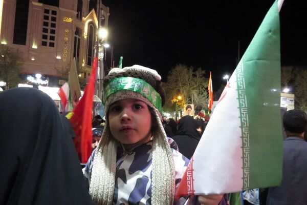 چهل روز از شهادت رهبرمان گذشت اما مردممان همچنان در میدانند