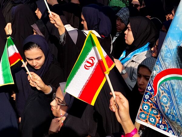 دانش‌آموزان پرچمداران استکبارستیزی در ۱۳ آبان