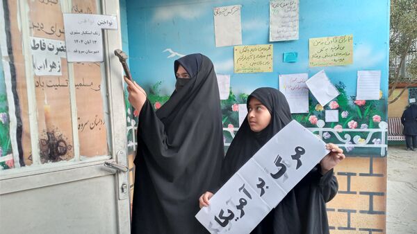راهپیمایی به مناسبت ۱۳ آبان در میدان شهدا 