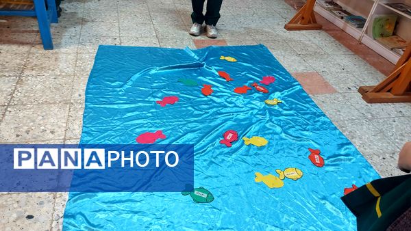 دوستی دانش‌آموزان با کتاب به‌مناسبت هفته‌ کتاب‌ و‌ کتابخانی