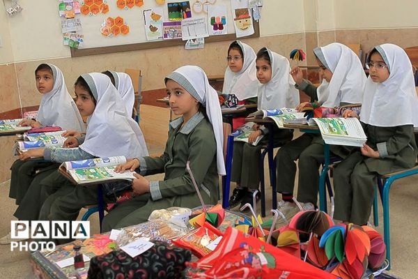 ارزیابی معلمان و انتخاب معلم نمونه در مدرسه دخترانه عارفین