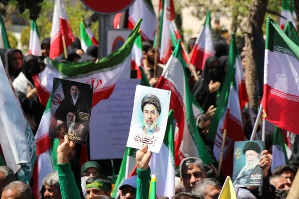 مردم در میدان، پای کار انقلاب اسلامی