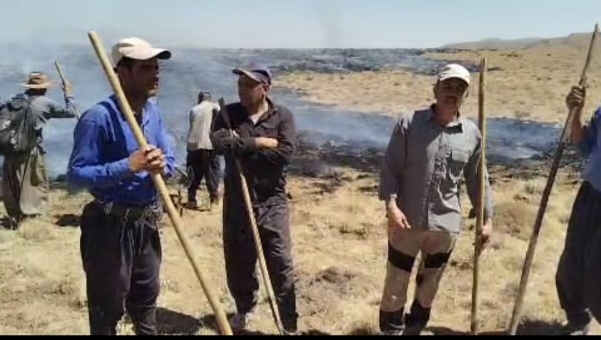آتش‌سوزی مراتع شبستان روستای سورک با همکاری نیروهای امدادی و مردمی مهار شد