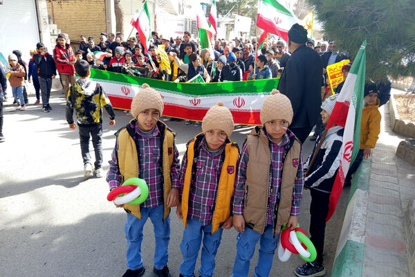 حضور پرشور دانش‌آموزان شهر بهمن در راهپیمایی ۲۲ بهمن ماه