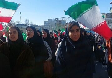 جشن پیروزی انقلاب اسلامی  در دبیرستان شاهد دخترانه الیگودرز
