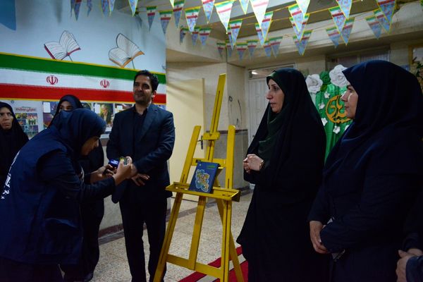 فانوس به دبیرستان حکمت آمد