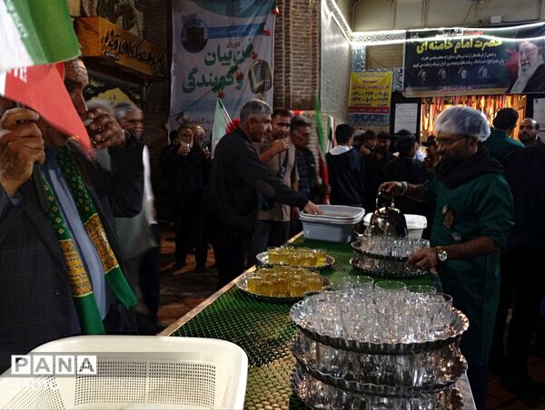 فعالیت موکب چایخانه حضرت زهرا(س)  در حسینیه امام خمینی نیشابور 