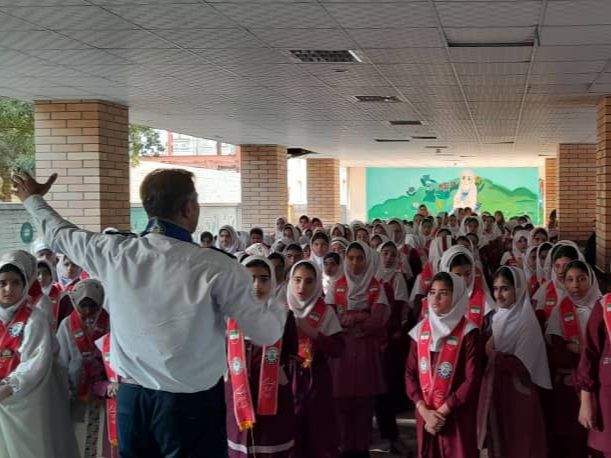 بازدید مدرس کشوری از فعالیت‌های سازمان دانش‌آموزی شهرستان میناب 