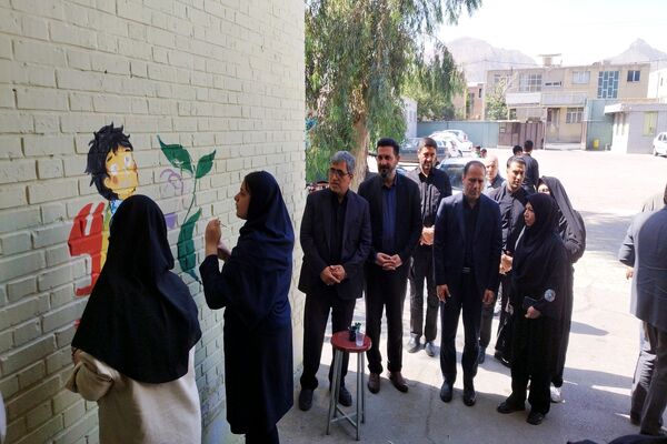 نقاشی دانش‌آموزان هنرستان خلیج فارس در دل دبستان شهید همت