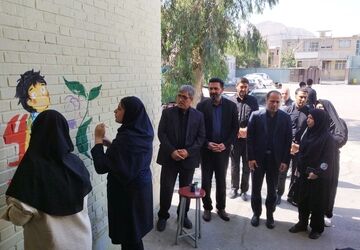 نقاشی دانش‌آموزان هنرستان خلیج فارس در دل دبستان شهید همت
