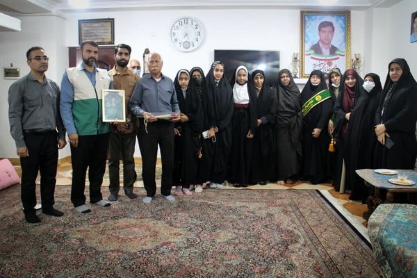 تجلیل دانش‌آموزان بندرعباسی از خانواده شهید در آستانه میلاد حضرت زهرا(س)