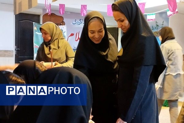 بازارچه دانش‌آموزی با طعم خلاقیت در مدرسه حضرت خدیجه(س) بهارستان‌دو