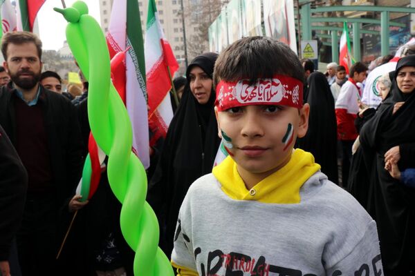 طنین شعارهای انقلابی در سالروز پیروزی انقلاب اسلامی ایران