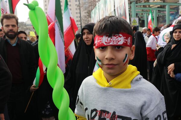 طنین شعارهای انقلابی در سالروز پیروزی انقلاب اسلامی ایران