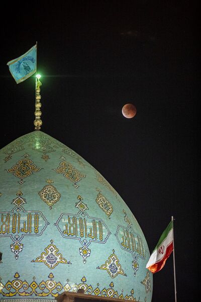 رصد زیباترین خسوف قرن از آسمان مسجد جمکران