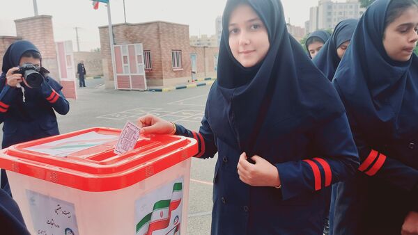 نواختن زنگ استکبارستیزی همزمان با برگزاری بیست و هفتمین دوره انتخابات شورای دانش‌آموزی در آموزشگاه فرزانگان ملارد