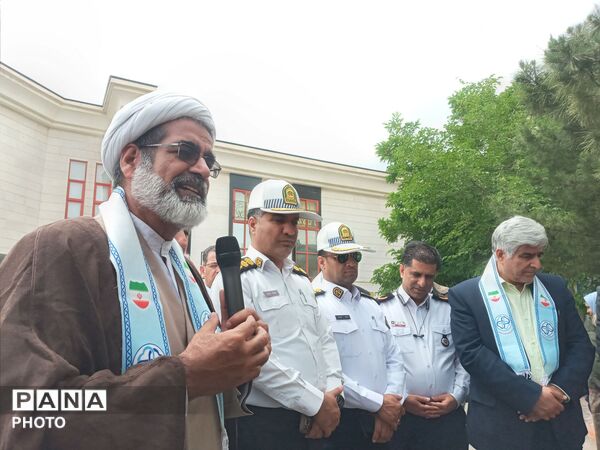 کاشت نهال به یاد دانش آموزان شهید میناب در دبستان آرمینه مصلی نژاد