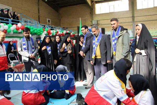 هم‌سرایی هزار نفری دانش‌آموزان یاور انقلاب در اسلامشهر