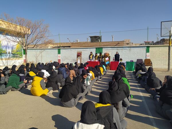 انتخابات شورای دانش آموزی در دبیرستان دخترانه امید 
