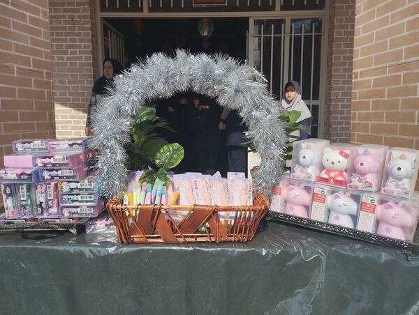 اهدای جوایز به دانش‌آموزان برتر آموزشی‌ و پرورشی مدرسه انقلاب اسلامی مشهد