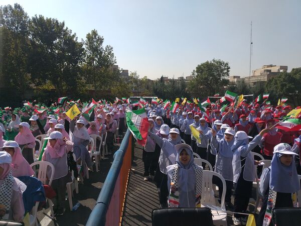 نواختن زنگ مقاومت و ایثار و اجرای پویش تکثیر سنوار در دبستان دخترانه شاهد تجلی منطقه 4 