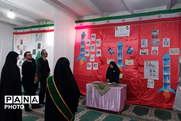 نمایشگاه مدرسه انقلاب در دبیرستان جوادالائمه بهارستان‌دو