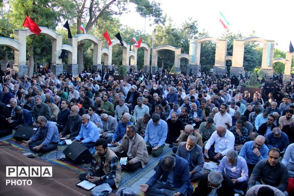 مراسم قرائت دعای عرفه با حضور مسئولین استان و قشرهای مردم در همدان 