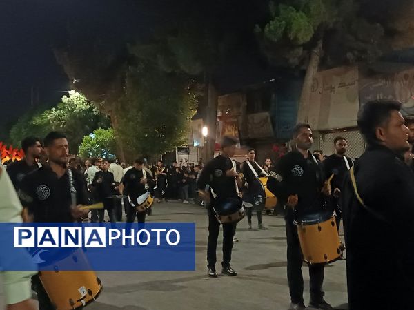 مراسم عزاداری شب عاشورا در خیابان‌های نیشابور 