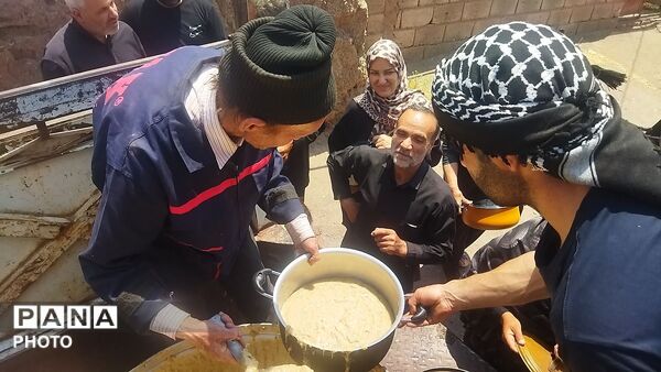 پخش نذری روز عاشورا رسمی قدیمی در روستای حسن آباد بلهر نیشابور 