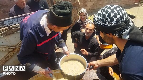 پخش نذری روز عاشورا رسمی قدیمی در روستای حسن آباد بلهر نیشابور 