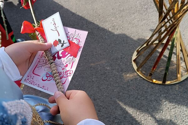 پاسداشت مقام شامخ معلم در آموزشگاه هیأت امنایی فرزانگان ملارد؛ با نواختن زنگ سپاس معلم 