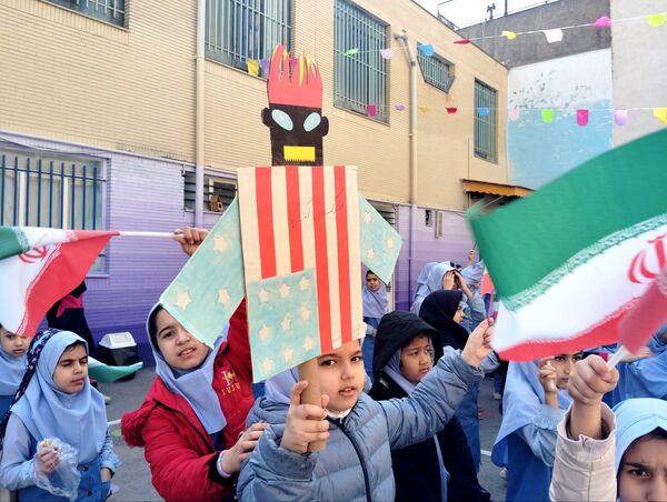 حال و هوای جشن ۲۲ بهمن در دبستان بهاردانش