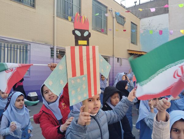 حال و هوای جشن ۲۲ بهمن در دبستان بهاردانش