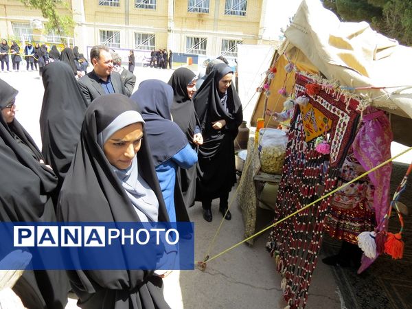 بازدید مشاور وزیر آموزش و پرورش در امور زنان از دست‌سازه‌های دانش‌آموزان دبیرستان 22 بجنورد