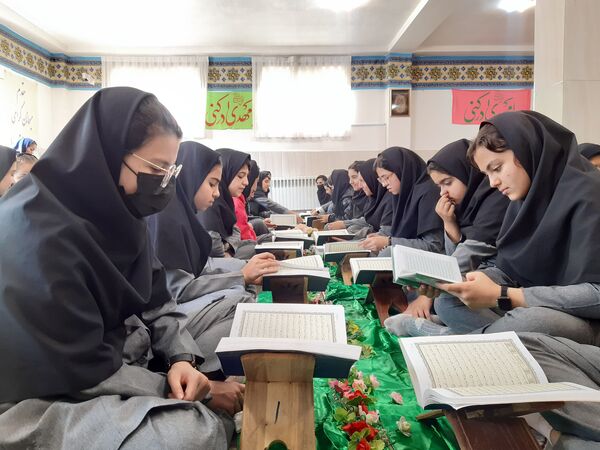 برگزاری محفل انس با قرآن در دبیرستان نور اردبیل