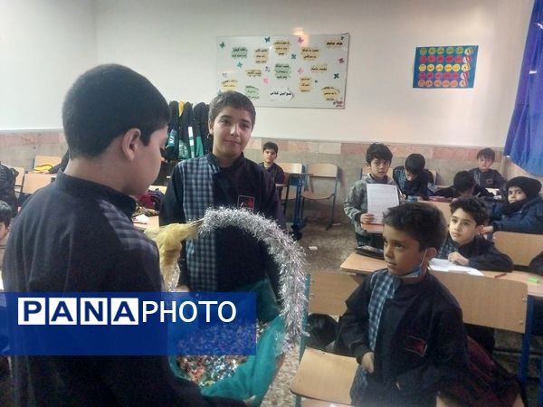 اهدای هدیه به معلمان به‌مناسبت میلاد حضرت علی (ع) و روز پدر در دبستان هیات امنایی فرهنگ