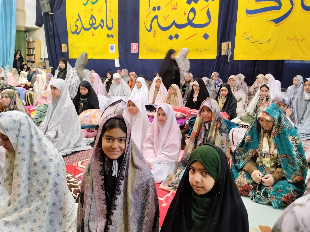 اعتکاف دختران نوجوان در مسجد سیدالشهدا مشهد