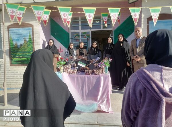 تجلیل از دانش آموزان برتر آموزشی دبیرستان حاج مهدی روحانی خلیل آباد