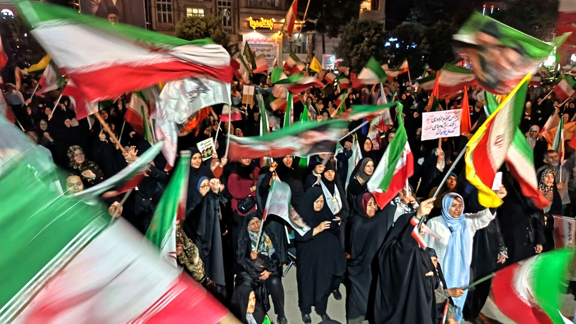 امواج پی در پی شبانه مردم غیور نیشابور در حسینیه امام خامنه ای 
