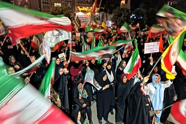 امواج پی در پی شبانه مردم غیور نیشابور در حسینیه امام خامنه ای 