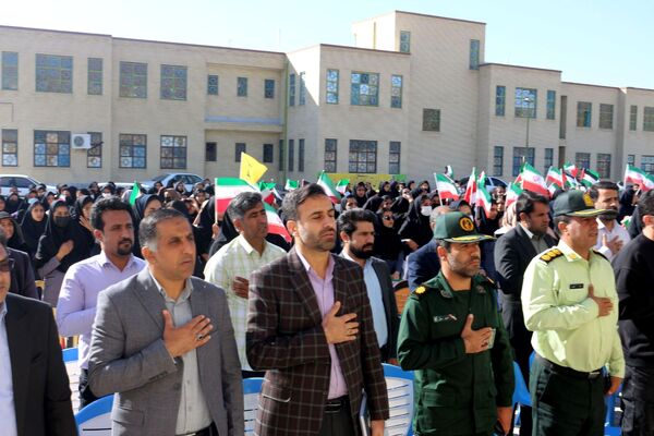 نواختن زنگ انقلاب در شهرستان منوجان