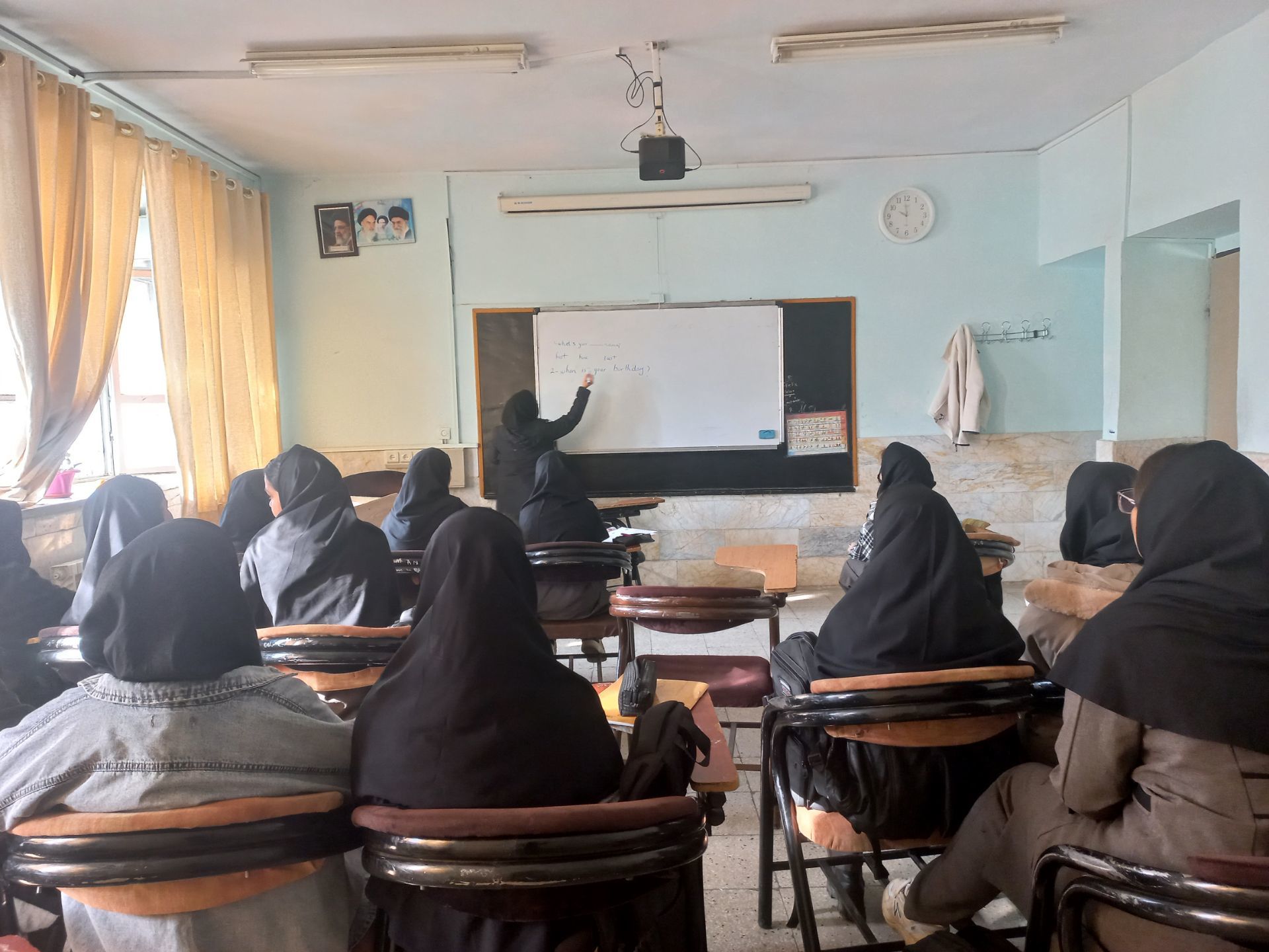 کلاس های تقویتی در دبیرستان نمونه اندیشه