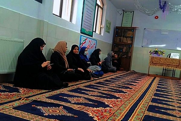 جلسه آموزش خانواده در دبیرستان پروین اعتصامی