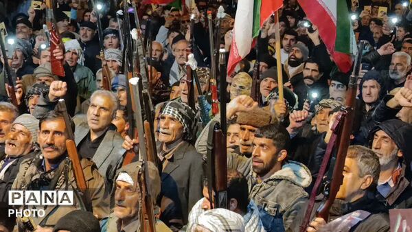 حضور با شکوه قشرهای مختلف مردم دلفان در پانزدهمین اجتماع شبانه در میدان امام خمینی(ره)