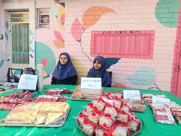 برپایی بازارچه دانش آموزی در دبیرستان دکتر جواد حداد۲ 